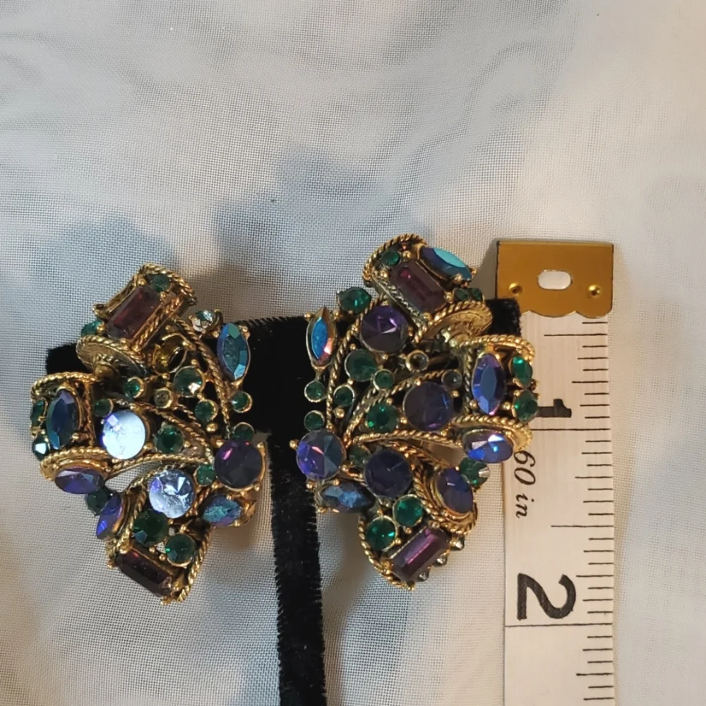 🥳🟣VTG CLIP ON EARRINGS GOLD TONE WITH ROYAL PURPLE & ENERALD GREEN RHINESTONES